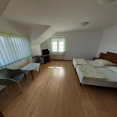 Goscinne - Lesna 8 民宿 尤斯托尼莫斯基