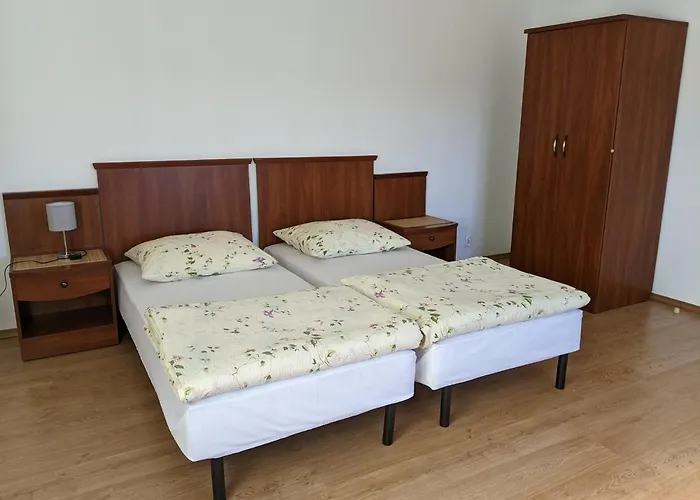 Goscinne - Lesna 8 * 尤斯托尼莫斯基