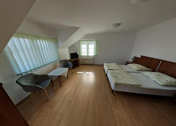 Goscinne - Lesna 8 民宿 尤斯托尼莫斯基