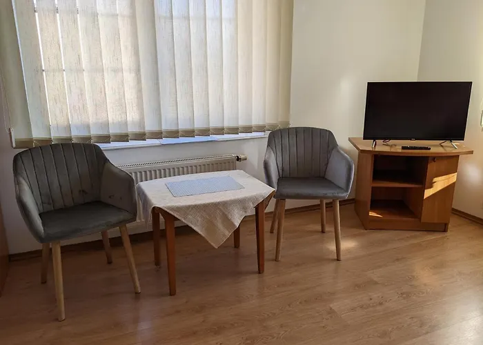 Goscinne - Lesna 8 * 尤斯托尼莫斯基